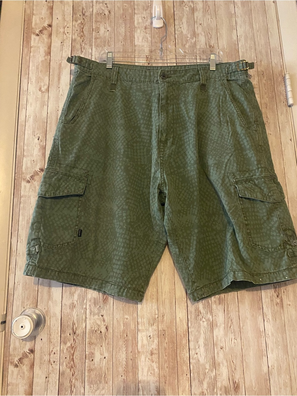 Hot Tuna Men's Olive Green Cargo Shorts alligator pattern Size 36 unique, Read